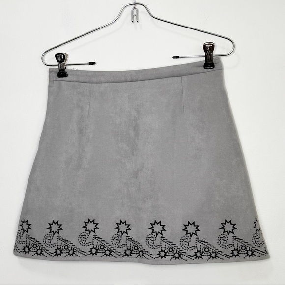 SEEK The Label Faux Suede Embroidered Boho Western Mini Skirt, Light Grey size S - Picture 2 of 5